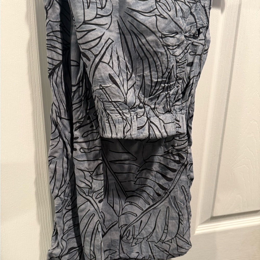 Gray Leaf Print Capris
